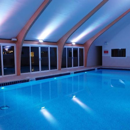 Skylark Sleeps 8 Private Hot Tub & Dogs Welcome Nr Padstow, Resort Pool Bar & Watersports 大圣科勒姆 外观 照片