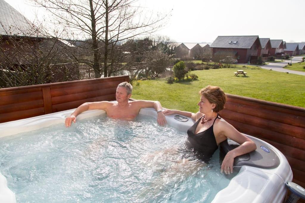 Skylark Sleeps 8 Private Hot Tub & Dogs Welcome Nr Padstow, Resort Pool Bar & Watersports 大圣科勒姆 外观 照片