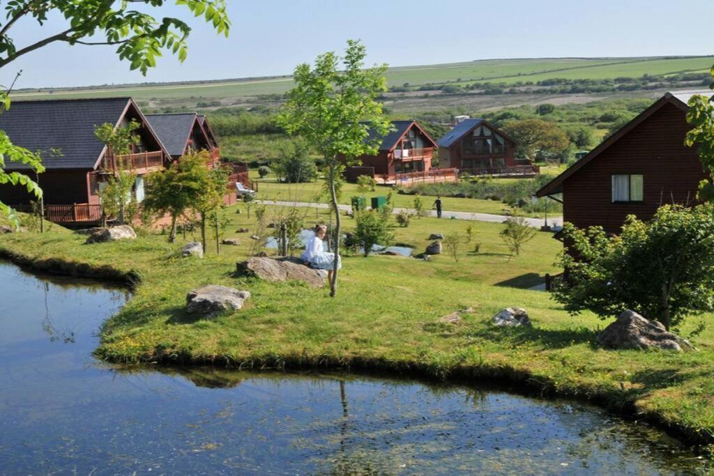 Skylark Sleeps 8 Private Hot Tub & Dogs Welcome Nr Padstow, Resort Pool Bar & Watersports 大圣科勒姆 外观 照片