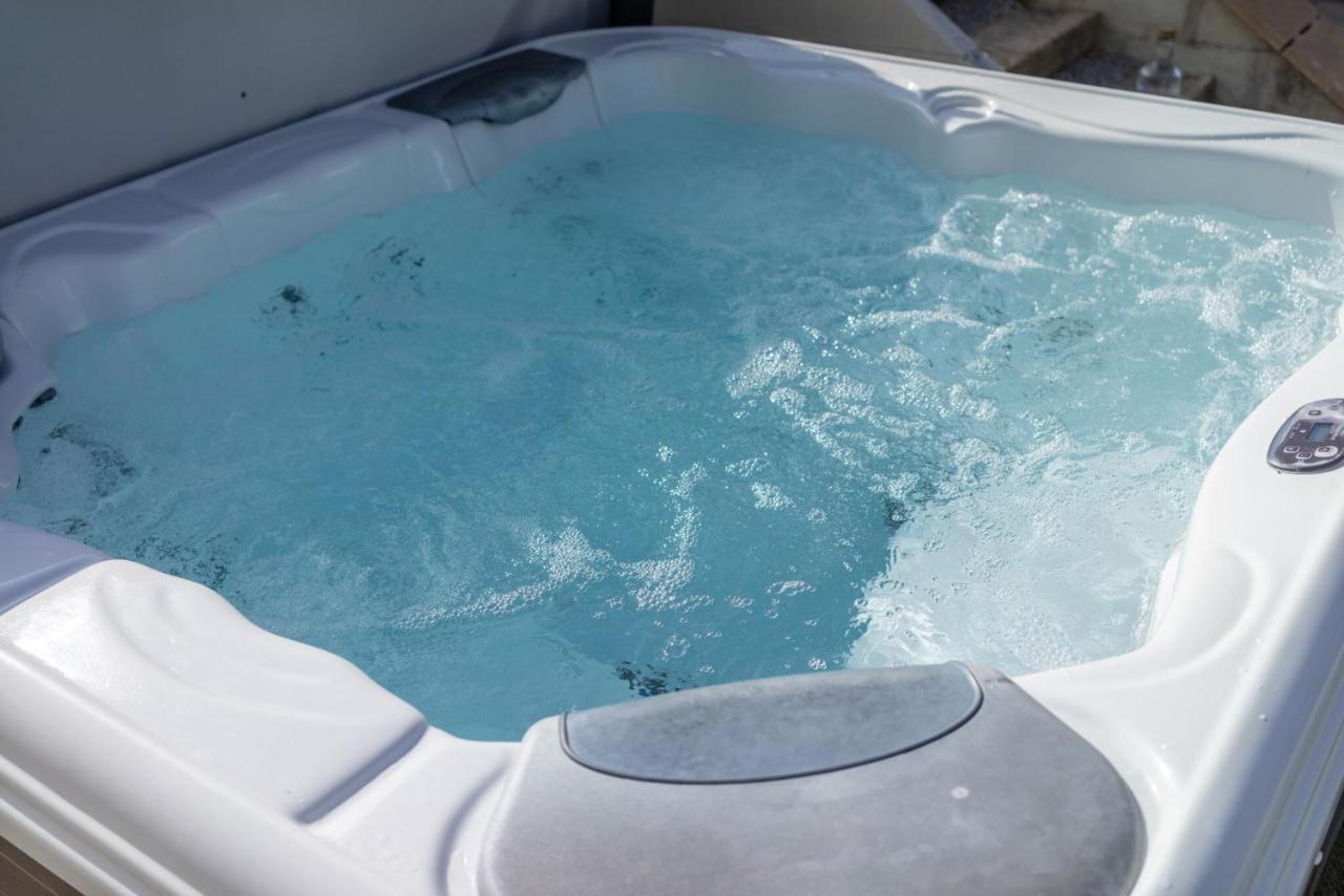Skylark Sleeps 8 Private Hot Tub & Dogs Welcome Nr Padstow, Resort Pool Bar & Watersports 大圣科勒姆 外观 照片