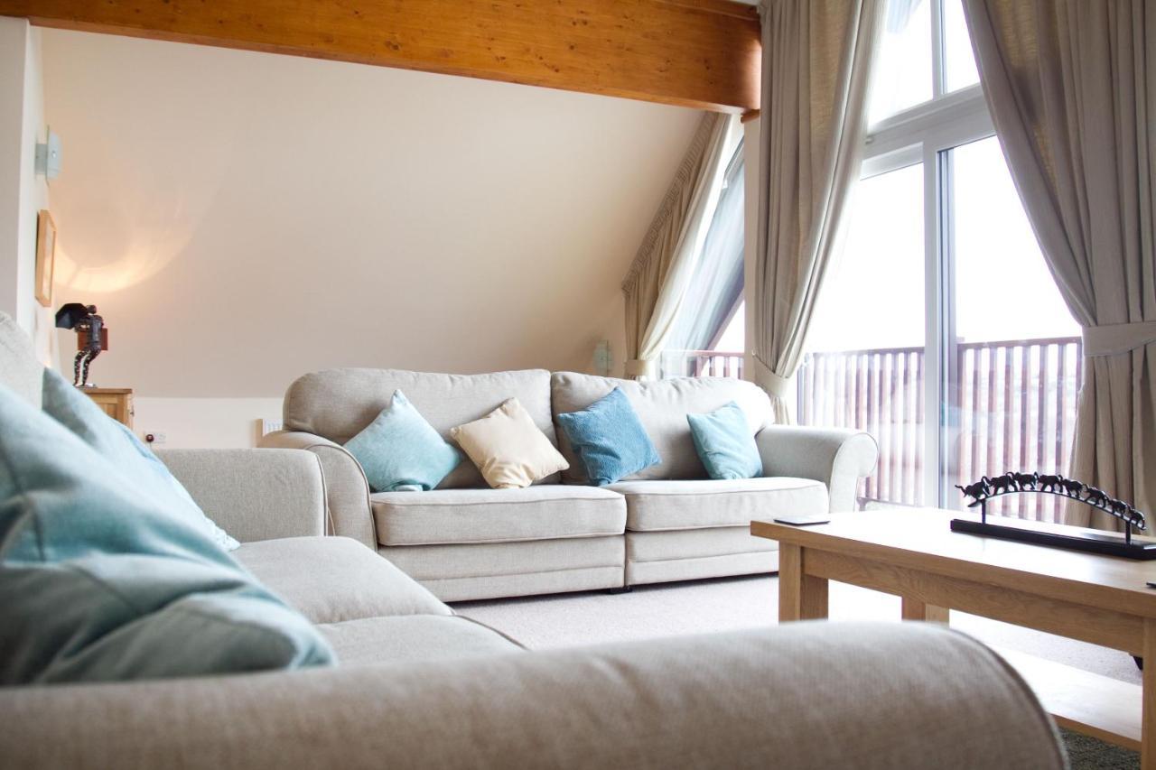 Skylark Sleeps 8 Private Hot Tub & Dogs Welcome Nr Padstow, Resort Pool Bar & Watersports 大圣科勒姆 外观 照片